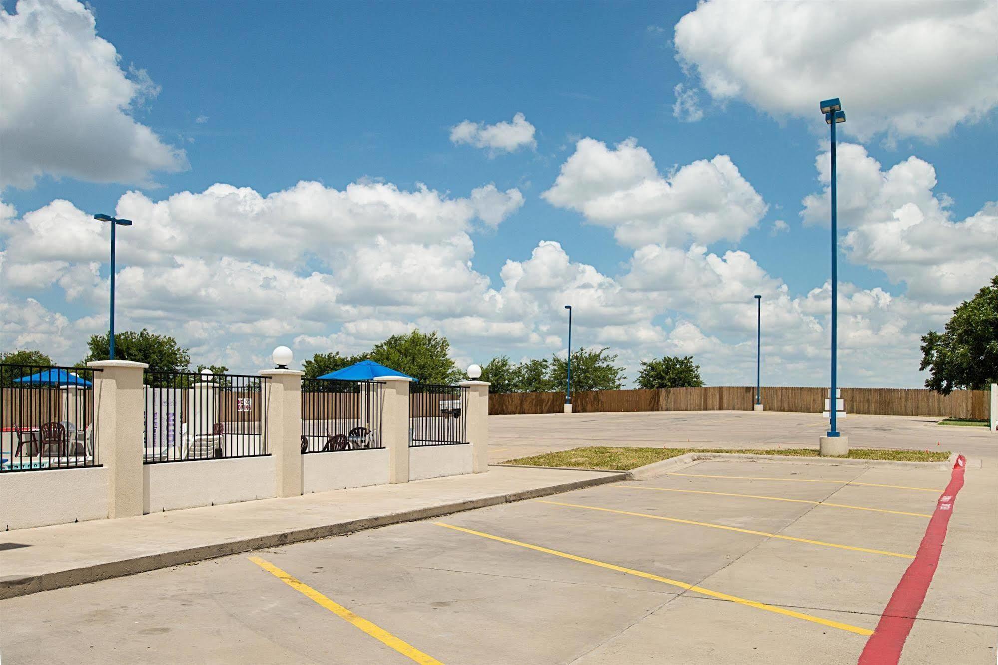 Hotel 6-cleburne, Tx 2*