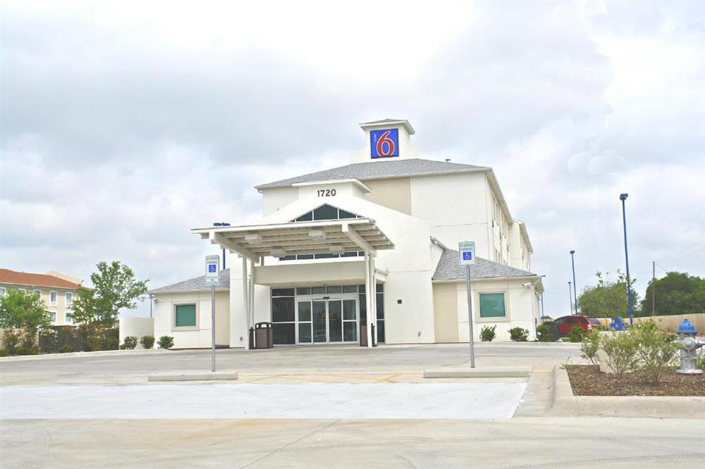 Hotel 6-cleburne, Tx